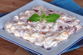yogurtlu-kirmizi-biber-mezesi-nasil-yapilir-ChIkEVFZ.jpg