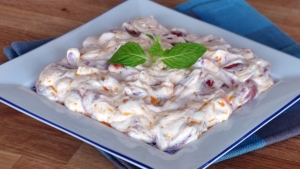 yogurtlu-kirmizi-biber-mezesi-nasil-yapilir-ChIkEVFZ.jpg