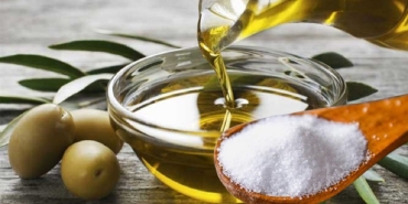zeytinyagi-ve-tuzu-karistirin-bakin-neye-uygun-geliyor-iste-inanilmaz-yarari-3Jfney7f.jpg