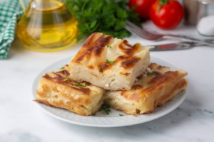 kalabalik-kahvalti-sofralarina-cok-yakisan-kat-kat-lezzet-yalanci-su-boregi-tarifi-zNmhHLcc.jpg