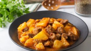 ailenizin-favorisi-lokanta-usulu-etli-patates-yemegi-tarifi-ESUGAYi4.jpg