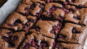 cikolata-ve-meyvenin-essiz-bulusmasi-orman-meyveli-brownie-tarifi-AOdYixQs.jpg