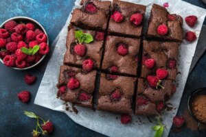 cikolata-ve-meyvenin-muhtesem-uyumu-ahududulu-brownie-tarifi-YyS1ilfU.jpg