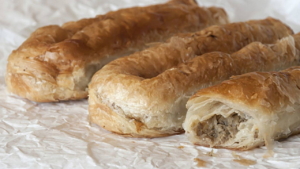 citir-citir-ve-bol-ic-harcli-masterchef-kiymali-kol-boregi-tarif-b4NsbeCz.jpg