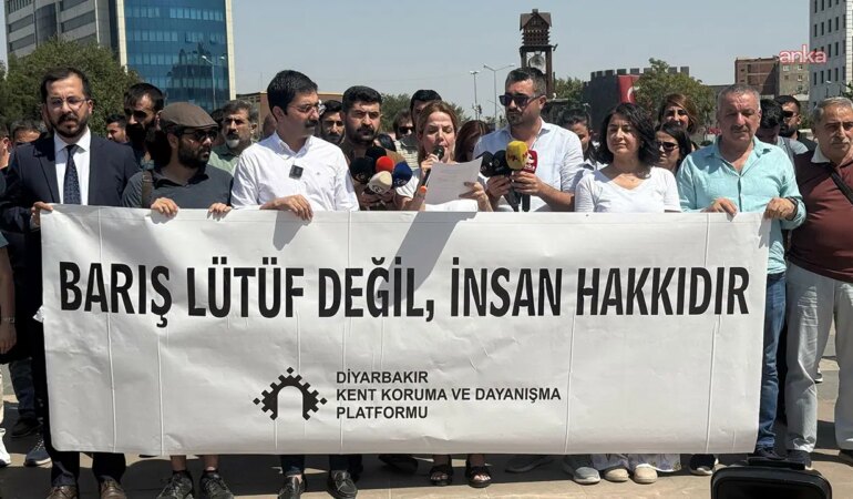 diyarbakirda-stklerden-dunya-baris-gunu-mesaji-anayasa-yapim-sureci-bir-an-once-baslatilmali-uZcesIdw.jpg