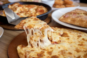 kahvalti-sofralarina-hizlica-hazirlayabileceginiz-pratik-lezzet-patates-pizza-tarifi-E1hwuuqS.jpg