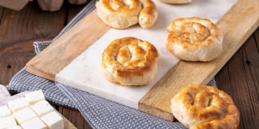 sofralara-siklik-katan-enfes-lezzet-masterchef-peynirli-gul-boregi-tarifi-l1sXKXbO.jpg