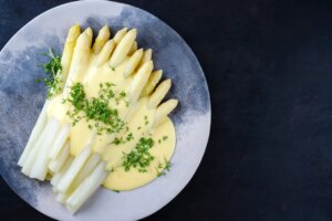 sofralara-zariflik-katan-enfes-lezzet-hollandaise-soslu-kuskonmaz-tarifi-UFA3NdZ2.jpg