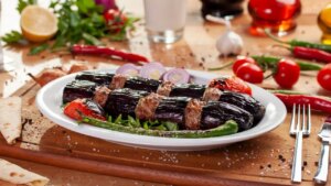 sofralarin-vazgecilmez-lezzeti-patlican-kebabi-tarifi-AaijKkGP.jpg
