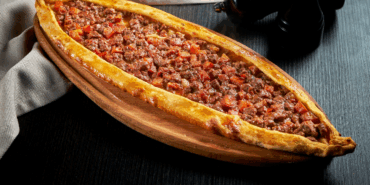 turk-mutfaginin-vazgecilmezi-kiymali-pide-tarifi-jZFhDsHw.png
